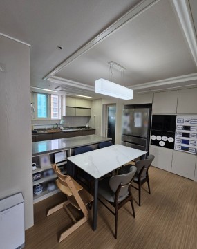 안녕하세요, 내맘쏙쏙정리수납입니다.새 집에 입주할 때 느껴지는 설렘은이루 말할 수 없죠.​특히 김해 아파트로 입주하신 고객님께서도같은 마음이셨습니다.​하지만 이사짐센터에서 기본적인 정리를해주긴 했지만, 고객님이 원하던 느낌까지는채워지지 않았다고 하셨어요.​그래서 저희 내맘쏙쏙정리수납에게김해 입주 정리정돈을 요청해 주셨습니다.김해 정리정돈 입주 아파트에서 새 삶을 시작!!이 집은 부부와 어린 자녀가 함께 사는아늑한 공간이었어요.​아이와 함께 생활하는 만큼실용적이고 깔끔한 집을 원하셨습니다.​그래서 저희는 공간별로 맞춤 정리를진행하기로 했습니다.​김해 정리정돈 전문가로서고객님의 생활 패턴과 취향을 고려했지요.주방 상부장·하부장·키 큰장 정리 과정주방은 집 안에서 가장 활용도가높은 공간입니다.​하지만 물건이 많다 보니정리가 쉽지 않죠.우선 상부장에는 자주 쓰는 접시와유리컵, 계절별로 사용하는 주방 도구를칸별로 구분했습니다.하부장은 조리 도구와 냄비, 프라이팬을체계적으로 배치했어요.​소형 가전들도 하부장의 한 칸에&nbsp;한눈에 보이도록 정리했습니다.&nbsp;그리고 키 큰장에는 주방 가전과대용량 식재료를 정리했습니다.​투명 수납함에 보관하니 내용물이 한눈에 보여고객님께서 크게 만족하셨어요.​김해 입주 정리정돈 서비스는단순히 물건을 넣는 게 아닙니다.​생활 동선을 고려해 사용하기 편리하도록정리하는 게 핵심이죠.​그래서 고객님도