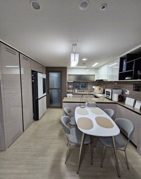 &nbsp;결혼 준비가 끝나고 신혼집에 들어서는 순간,누구나 깔끔하고 아늑한 공간을 꿈꾸죠.​하지만 막상 짐을 풀다 보면 생각보다 많은짐과 혼잡한 구조에 머리가 지끈 하기도 합니다.​이번에 저희 내맘쏙쏙정리수납이 다녀온울산의 한 신혼부부 고객님도 같은 고민을안고 계셨어요.​각자 혼자 살던 시절 사용하던 물건들이하나로 합쳐지면서 짐이 두 배가 되고,생활 패턴이 달라 정리 기준도 엇갈리기시작했던 겁니다.​“이건 버릴까?” “아직 쓸 수 있는데?”라는대화가 이어지면서 자연스레 정리 속도가느려졌다고 말씀하시더군요.​그래서 부부는 더 늦기 전에 전문가의 손길을빌리기로 결심했고, 울산정리수납 전문인저희에게 연락을 주셨습니다.​저희가 현장에 도착했을 때, 신혼의 따뜻한분위기 속에서도 각 공간마다 짐이 가득쌓여 있었습니다.​이럴 때 필요한 건 단순한 ‘정리’가 아니라부부가 함께 오랫동안 유지할 수 있는‘수납 시스템’을 만들어주는 일이었죠.울산정리수납 신혼의 설렘을 채워주는 현장!거실 공간 정리, 탁 트인 여유 만들기가장 먼저 손을 댄 공간은 거실이었습니다.​거실은 손님이 가장 먼저 마주하는 공간이자부부가 함께 시간을 보내는 중심 공간이죠.​책, 택배 박스, 각종 리모컨, 잡다한 소품들이테이블과 소파 주변에 흩어져 있어답답함이 느껴졌습니다.​저희는 우선 카테고리별로 물건을 분류하며필요 없는 것은 과감히 정리했습니다.​그리고 리모컨은 전용 거치대를 두어 한눈에찾을 수 있도록 하고, 책과 잡지는 자주보는 것만 남겨 수납함에 깔끔히 넣었습니다.​남편분은 게임기를, 아내분은 캔들 소품을많이 가지고 계셨는데, 각각의 전용 공간을확실히 나눠주자 서로의 취향이 존중되면서거실 전체가 한결 정돈된 느낌을 주었습니다.​정리가 끝난 후 고객님께서&nbsp;“거실이 이렇게 넓었나?” 하며 놀라셨는데,&nbsp;그 순간이야말로울산정리수납의 보람을 느끼는 순간이었습니다.주방 상부장과 하부장,꿀팁 가득한 수납 비법&nbsp;주방은 특히 신혼부부에게 중요한 공간이죠.​식기와 주방도구, 식재료까지 다양한 물건이섞여 있어 체계적인 정리가 없으면 금세복잡해지기 마련입니다.상부장에는 컵과 그릇, 잘 쓰지 않는 식기가뒤섞여 있었는데, 사용 빈도에 따라 위치를나누는 것부터 시작했습니다.​자주 쓰는 컵과 그릇, 밀폐용기들은종류별로 나눠서 손 닿기 쉬운 위치에,명절이나 손님맞이용 식기는 상단에 배치했죠.하부장은 냄비와 프라이팬이 겹겹이 쌓여꺼낼 때마다 소리가 요란했는데,&nbsp;꺼내기 쉽게 따로따로 놓으며깔끔하게 배열했습니다.​또한 작은 양념통들이 여기저기 흩어져있었는데, 정리 바구니를 이용하여 한곳에 담고한눈에 확인이 가능하도록 했습니다.&nbsp;이렇게 정리하면 꺼내 쓰기도 편리하답니다.&nbsp;​고객님께서도 정리된 공간을 보시고훨씬 깨끗하고 정리된 느낌이 든다고 좋아하셨어요.&nbsp;​주방은 단순히 요리를 하는 곳이 아니라가족의 대화를 나누는 공간이기에,정리가 끝난 순간부터 분위기마저 달라지는느낌이 들었습니다.펜트리 선반 정리로 생활 효율 극대화이번 집에는 작은 펜트리 공간이 있었습니다.​선반이 여러 칸으로 나눠져 있었지만,정리되지 않은 채 물건이 쌓여 있어활용도가 떨어지고 있었습니다.​저희는 우선 유통기한이 지난 식품을 정리하고,남은 물건들을 종류별로 나눠 전용 수납 바구니에담았습니다.예를 들어, 간식류, 음료, 즉석식품을 각각구분하고, 자주 쓰는 생필품은 가장 앞에배치했습니다.​특히 휴지, 세제, 생수 같은 부피 큰 물품은하단에 두어 꺼내기 쉽게 하고, 잘 안 쓰는잡동사니는 상단에 올려 효율성을 높였습니다.​정리가 끝난 후 선반에는 빈 공간이 여유 있게남았는데, 고객님은 “이제는 장을 보고 와도어디에 둘지 걱정이 없다