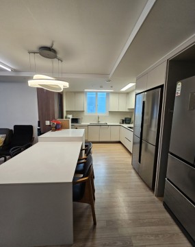 안녕하세요, 내맘쏙쏙정리수납입니다.​혹시 이사 후 박스가 아직도&nbsp;거실 한쪽을 차지하고 있나요?저희가 가면 그 박스는 신기하게 사라집니다.​오늘은 부산 해운대구 신축 아파트에 입주하신 고객님의이사 후 정리정돈 사례를 자세히 소개해 드릴게요.이사 후 며칠, 새집이 낯설게 느껴질 때이사 후 며칠은 마음이 붕 뜨고,&nbsp;새집은 낯설기만 합니다.​짐을 풀다 보면 “이건 어디에 둬야 하지?” 하는&nbsp;고민이 끝도 없죠.​의외로 넓은 집일수록&nbsp;짐의 위치를 정하기가 어렵습니다.​그래서 많은 분들이&nbsp;해운대구 이사후 정리정돈 전문가를 찾습니다.이번 고객님도 “이사 짐은 풀었는데,&nbsp;정리가 안 돼서 답답하다