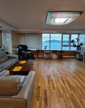 안녕하세요. 내맘쏙쏙정리수납입니다.가을이 한층 깊어지면서 바다 빛이조금은 차분하고 따뜻하게 변해가는 요즘입니다.​이번에 저희는 부산 정리수납 업체로서해운대구의 바다가 한눈에 내려다보이는아름다운 아파트 현장에 다녀왔어요.고객님 댁은 반려견과 함께 사시는&nbsp;부부의 집이었어요.넓은 평수의 구조에 통창 너머로&nbsp;펼쳐지는 바다 풍경,그리고 세련된 엔틱 가구들이&nbsp;조화로운 공간이었죠.하지만 오랜 시간 살면서물건이 쌓이고 생활패턴이 바뀌다 보니정리의 균형이 조금씩 무너져 있었어요.고객님께서 말씀하셨죠.“정리를 해도 금방 다시 어질러져요.어디서부터 손을 대야 할지 모르겠어요.”​그 한마디에 저희 해운대구 정리수납 업체는이 집의 본래의 아름다움을 되찾아드리겠다는 마음으로세심하게 작업을 시작했습니다.​부산 해운대구 정리수납 업체 인테리어가 살아나는 변화첫인상, 공간의 본질을 파악하다정리의 첫 단계는 물건을 치우는 것이 아니라공간을 이해하는 일입니다.저희는 항상 현장에 들어서면먼저 고객의 생활 패턴과 동선을 관찰합니다.​이 집에서는 특히 반려견의 생활공간과부부의 동선이 겹치는 구간이 많았어요.​거실에 있는 안마의자와 소파,TV장과 커피 테이블의 간격을 조정해동선이 끊기지 않도록 새로 구성했습니다.물건을 옮기기 전에 미리 줄자를 사용해가장 효율적인 배치를 시뮬레이션했죠.​이런 작은 변화가 정리의 핵심이에요.공간의 흐름이 매끄러워져야정리된 상태가 오래 유지되거든요.&nbsp;거실 정리, 시선을 정돈하다거실은 집의 인상을 결정짓는 공간입니다.고객님 댁의 거실은 큰 창으로 바다가 펼쳐져 있었지만곳곳의 물건들이 시선을 가리고 있었어요.​그래서 저희 부산 정리수납 업체는우선 ‘시선의 중심’을 다시 설정했습니다.​창가 쪽을 비워두고,시선이 바다 쪽으로 자연스럽게 흐르도록&nbsp;동선을 열었죠.​TV장 위의 장식품은 개수를 줄이고,가장 의미 있는 오브제 몇 가지만 남겼어요.여백이 생기자 공간이 훨씬 넓어 보였죠.​정리 후 고객님은 말씀하셨습니다.“창밖 풍경이 이렇게 아름다웠는지 몰랐어요.”그 순간, 정리는 단순한 ‘정돈’이 아니라‘집의 본질을 되찾는 일’이라는 걸 새삼 느꼈습니다.주방, 기능과 미학이 공존하도록다음은 주방입니다.해운대의 바닷가 아파트답게고객님의 주방은 크고 개방감이 있었어요.하지만 상부장과 하부장에는그릇과 조리도구가 뒤섞여 있었습니다.정리의 핵심은 ‘분류’입니다.저희는 먼저 모든 물건을 꺼내서‘자주 쓰는 것’, ‘가끔 쓰는 것’,&nbsp;‘보관용’으로 나눴습니다.​이때 자주 쓰는 물건은 눈높이에,가끔 쓰는 물건은 상부장 위쪽에,무게감 있는 조리도구는 하부장에 배치했죠.그릇장은 색상과 용도별로 나누었습니다.하얀 그릇은 중앙에 두고,패턴 있는 식기는 하단에 배치해전체적으로 조화로운 색감을 연출했습니다.​커트러리류는 서랍 안에 수납 트레이를 활용해용도별로 분리했습니다.이렇게 하면 찾기 쉽고, 다시 넣기도 간편해집니다.주방의 정리는 ‘편의성’과 ‘미관’의 균형이 중요합니다.그래서 해운대구 정리수납 업체로서저희는 사용자의 손이 가장 자주 닿는 위치를 기준으로모든 동선을 재설계했습니다.드레스룸, 계절의 리듬을 정리하다드레스룸은 고객님이 가장 아끼는 공간이었어요.하지만 옷이 많고 계절이 섞여 있어정리만으로는 해결이 안 되는 구조였죠.​저희는 먼저 옷을 전부 꺼내봄·여름·가을·겨울로 구분했습니다.그다음 색상과 스타일별로 분류해‘코디 동선’을 고려한 순서로 정리했습니다.예를 들어, 상의와 하의를 함께 볼 수 있도록위 아래에 분류하여 배치하고자주 입는 옷은 오른손 방향에 배치했습니다.이렇게 하면 아침 준비 시간이 절반으로 줄어듭니다.하단 선반에는 바구니형 수납함을 두어양말, 모자, 벨트 등을 분리했습니다.라벨링을 통해 내용물을&nbsp;한눈에 확인할 수 있도록 했고요.​이 과정에서 저희 부산 정리수납 업체의&nbsp;노하우가 빛났습니다.정리는 단순히 ‘정돈’이 아니라&nbsp;‘사용성’의 개선이기 때문이에요.​정리 후, 고객님은 웃으며 말씀하셨죠.“이제 옷 고르는 시간이 행복해졌어요.”그 말 한마디가 저희에게는 최고의 보람이었습니다.서재 겸 피아노방, 여백의 힘&nbsp;서재 겸 피아노방은 조용히 집중할 수 있는 공간이지만책과 소품이 많아 다소 복잡한 느낌이었어요.​우선 책을 주제별로 나누고,자주 읽는 책은 눈높이,보관용 서적은 하단 선반에 배치했습니다.​악보는 카테고리별로 바인더에 담고,서랍 안에는 자주 쓰는 필기구만 남겼습니다.작은 물건일수록 제자리를 만들어주는 것이정리의 기본이자 완성입니다.​피아노 위에는 소품을 최소화하고,깔끔한 분위기를 연출했어요.&nbsp;그 결과, 공간은 한결 정돈된 분위기로 바뀌었어요.​이처럼 해운대구 정리수납 업체의 손길은공간의 기능은 물론 감정의 흐름까지 바꿉니다.정리 후, 공간이 다시 숨을 쉬다&nbsp;모든 정리가 끝난 뒤,창문을 열자 시원한 해운대 바람이 들어왔습니다.넓어진 거실 바닥에 바다빛이 반사되어공간 전체가 따뜻하게 빛났습니다.​고객님은 말했습니다.이제야 우리 집이&nbsp;진짜 해운대 아파트 같아요.그 말 한마디에 저희의 하루 피로가 싹 풀렸죠.​이러한 변화의 시작은부산 정리수납 업체 내맘쏙쏙정리수납에서 시작됩니다.정리수납의 핵심은 물건을 버리는 게 아니라공간을 이해하고, 나에게 맞게 설계하는 것입니다.그 세심한 손길이 모여비로소 집이 다시 ‘쉼의 공간’이 됩니다.​오늘도 저희는 해운대구 정리수납 업체로서누군가의 일상 속 여백을 찾아드리고 있습니다.정리된 공간, 따뜻한 마음,그 시작은 바로 ‘내맘쏙쏙정리수납’과 함께입니다.






&nbsp;부산 전지역 및해운대구 정리수납 업체내맘쏙쏙정리수납010-5555-6930#해운대구정리수납업체#해운대구정리수납#부산정리수납#부산정리수납업체