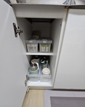 요즘처럼 날씨가 추워지는 시기에는괜히 집 안에서 머무는 시간이 길어지면서평소엔 보이지 않던 것들이 하나둘 눈에 들어오곤 해요.그래서 집 정리를 생각하는 분들이 많은데요.&nbsp;​저희 내맘쏙쏙정리수납도고객님들로부터 작은 고민 상담 전화를 자주 받아요.“집이 점점 좁아지는 것 같아요.”“계속 치우는데도 깔끔해지지가 않아요.”이런 말들이요.​이번에 만나 뵌 부산 사하구 고객님도비슷한 이야기를 들려주셨어요.​전체 정리정돈이 아니라지금 당장 생활이 불편한 공간부터 해결하고 싶다며주방과 옷방 정리를 요청하셨어요.​그래서 오늘은 부산 사하구에 위치한고객님 아파트의&nbsp;부분 공간 정리과정을 소개해 드릴게요.넓은 붙박이장도 흐트러지면&nbsp;작아 보이는 이유고객님 댁 옷방 문을 열었을 때처음 받은 느낌은 “넓은데 좁다”였어요.​붙박이장 자체는 크지만옷들이 섞여 있어 선택하기 어려운 구조였고계절과 스타일이 함께 걸려 있으니가끔은 어떤 옷이 있는지도 기억나지 않을 정도였죠.그래서 먼저고객님께 자주 손이 가는 옷부터&nbsp;가운데 구역에 배치했어요.손이 닿는 높이는 사용 빈도가 높은 옷이 차지해야정리가 무너지지 않거든요.​셔츠는 칼라 방향을 맞추고바지는 길이별로 정리하며그냥 정리된 상태가 아니라“고객님이 실제로 매일 쓰는 방식”에 맞춰붙박이장을 다시 설계했어요.사진 속처럼 옷걸이 간격을 일정하게 만들면옷장 전체가 훨씬 편안하게 보이고아침마다 옷 고르던 시간이 반 이상 줄어들어요.​이런 변화는 사소해 보여도사하구 정리정돈 작업 중가장 만족도가 높은 포인트이기도 해요.절 침구는 보관이 아니라&nbsp;‘사용하기 쉬워야’ 해요옷장 아래쪽엔 침구가 높게 쌓여 있었어요.격자 없이 쌓인 상태라원하는 패드를 꺼낼 때윗부분부터 전부 들어야 하는 구조였죠.​그래서 부피와 종류를 고려해층층이 나누어 차곡하게 눕혀 정리했어요.​가볍게 당기면 바로 꺼낼 수 있도록여유 공간도 만들었고이불의 두께와 재질도 한눈에 보이도록 배열했어요.​고객님께서 “아, 이건 진짜 편하겠다” 하고가장 먼저 감탄하셨던 부분이에요.​침구 교체 때마다 불편하던 옷장이었는데이런 방식의 정리는오래 유지되면서도 깔끔하게 정리되었답니다.&nbsp;상부장 정리만 바꿔도&nbsp;주방 동선이 편안해져요주방 정리에 들어갔을 때상부장은 그릇들이 예쁘게 놓여 있었지만사용 빈도와 높이가 맞지 않아불편함이 쌓이는 구조였어요.​그릇은 보이는 위치에 있지만자주 쓰는 접시는 위쪽에 있어서매번 발끝을 들어야 했고플라스틱 용기들은 크기가 달라꺼낼 때마다 흔들리는 모습이었어요.​그래서 자주 사용하는 식기들은문을 열면 바로 보이는 두 번째 선반으로 내려오게 했고그 아래에는 보조 접시류를 배치했어요.선반 위에 또 하나의 랙을 설치해공간을 안정적으로 두 층으로 만들자그릇들이 겹치지 않아&nbsp;꺼내는 동작이 훨씬 부드러워졌어요.​이런 작은 재배치가정리를 완성하는 가장 큰 과정이에요.사하구 정리정돈 하루가 달라지는 집의 변화&nbsp;벽면 선반장은 ‘보관’보다&nbsp;‘확인하기 쉬운 구조’가 핵심&nbsp;벽면 선반장에는음식 재료, 생수, 간식, 비상 품목 등이 함께 있어서필요한 물건을 찾기까지&nbsp;시간이 오래 걸리는 구조였어요.​그래서 먼저카테고리를 철저하게 나누는 것에서 시작했어요.​생수와 음료는 한 구역,라면과 스낵류는 한 구역,조미료·오일류는 하단의&nbsp;무게 지지력이 좋은 칸으로이동했어요.​바구니마다 라벨링을 붙여열지 않아도 내용물이 보이는 구조로 만들고유통기한을 확인하기 편하도록앞쪽으로 정렬해두었어요.​이렇게 구성하면가족 누구나 같은 방식으로 정리를 유지할 수 있어요.정리는 ‘누군가 잘하는 것’이 아니라‘누구나 지킬 수 있는 방식’을 만드는 게 핵심이거든요.사하구 정리정돈,&nbsp;공간보다 사람을 먼저 읽어야 해요이렇게 정리하면서 고객님이 왜 그동안&nbsp;자꾸만 집이 좁아지는 느낌이라고 하시는지알 것 같았어요.&nbsp;​정리란 단순히 물건을 줄이거나모양을 맞추는 일이 아니라그 공간에서 살아가는 사람의생활 흐름을 찾아가는 과정이기 때문입니다.&nbsp;​특히 이번 사하구 정리정돈 작업에서는고객님의 하루 루틴과손이 닿는 위치, 쓰는 시간대, 자주 사용하는 물건들을세심하게 관찰하며 공간을 구성했어요.​이렇게 사람 중심 정리를 하면오래 유지되고생활이 훨씬 편안해져요.​고객님도 “오늘부터 집이 더 반가울 것 같다”고따뜻하게 웃으시며 말씀해 주셨어요.이런 순간이 저희에게는 가장 큰 보람이에요.공간이 달라지면 마음도 가벼워져요&nbsp;정리는 결국삶을 편하게 해주기 위한 과정이에요.​집이 정리되면가족 간의 동선도 부드러워지고일상의 작은 스트레스가 줄어들어요.'
이번 사하구 고객님처럼부분 정리만으로도&nbsp;집 전체 분위기가 바뀌는 경우가 많아요.​앞으로도 내맘쏙쏙정리수납은따뜻하고 편안한 방식으로사람의 삶을 중심에 둔 사하구 정리정돈 서비스를정성스럽게 이어갈게요.010-5555-6930


언제든 편하게 연락 주세요.필요할 때 가장 가까운 곳에서생활을 더 편하게 만들어드릴게요.#사하구정리정돈