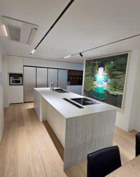 김해정리수납 여백이 완성된 두번째 라이프!안녕하세요.&nbsp;내맘쏙쏙정리수납입니다.&nbsp;이사를 하고 나면 집은 예쁘지만&nbsp;마음은 어딘가 바쁩니다.​가구는 제자리에 놓였는데&nbsp;생활은 아직 자리 잡지 못한 느낌이 들죠.​이번 김해정리수납 현장도 그런 시기였습니다.김해에 위치한 넓은 평수의 아파트로,자녀를 독립시킨 뒤 부부 두 분이&nbsp;새롭게 생활을 시작하시는 공간이었어요.​집 안 곳곳에는 감각적인 인테리어와&nbsp;예쁜 가구가 이미 준비되어 있었습니다.하지만 이삿짐센터 정리만으로는생활 동선과 습관이 담기기 어렵습니다.​단순한 정리와 제대로 된 전문가의 정리는 다르죠!&nbsp;그래서 고객님께서는 김해정리수납을 통해집을 ‘사는 공간’으로 완성하고 싶다고 말씀해 주셨어요.​저희는 그러한 고객님 마음을 잘 알기에빠르게 일정을 조율하여 고객님 댁을 방문했어요!&nbsp;예쁜 그림이 반겨주는 주방 정리의 시작가장 먼저 손을 댄 공간은 주방이었습니다.주방은 하루의 리듬이 시작되는 곳이기 때문입니다.​주방은 집에서도 넓은 공간을 자치하고 있었고,누구나 탐낼만한 인테리어와 구조를 하고 있었어요.&nbsp;주방 한쪽에는 감각적인 그림이 놓여 있었고,화이트 톤과 우드가 조화된 구조가 인상적이었어요.김해정리수납의 방향은&nbsp;이 분위기를 해치지 않는 것이었습니다.상부장은 사용 빈도를 기준으로 다시 구성했습니다.자주 사용하는 그릇과 컵은 눈높이 선반으로,손님용이나 계절용 식기는 위쪽으로 배치했습니다.&nbsp;하부장은 조리 동선을 고려해 정리했습니다.프라이팬과 냄비는 꺼내기 쉬운 방향으로&nbsp;크기별로 분류 배치했고,한눈에 보이도록 해 찾기도 편하게 했습니다.&nbsp;또 다른 하부장은 수납함이 트레일화 되어흐트러지기 쉬운 식재료들을 분류하여&nbsp;깔끔하게 정리했어요.&nbsp;​이렇게 정리하면 깔끔해 보이는 것은 기본이고찾기도 편하답니다.&nbsp;​김해정리수납은 단순히 물건을 넣는 작업이 아닙니다.주방에 서는 시간을 줄여드리는 과정입니다.냉장고 정리, 식생활이 보이기 시작하다다음은 냉장고 정리였습니다.냉장고는 생활 패턴이 그대로 드러나는 공간입니다.​모든 식재료를 꺼내 하나하나 확인하며유통기한과 사용 빈도를 기준으로 분류했습니다.김해정리수납의 기본은 ‘보이는 정리’입니다.​냉장실은 바로 섭취하는 식품 위주로,냉동실은 장기 보관 식재료를 카테고리별로 나눴습니다.투명 용기를 사용해 내용물이&nbsp;한눈에 들어오게 했습니다.​또한 간편식과 음료 등이 냉장고의&nbsp;많은 부분을 차지하고 있어서일렬로 깔끔한 정리를 진행했어요.​정리된 냉장고는요리 시간을 줄여주고 불필요한 소비를 막아줍니다.부부 두 분 모두 이 변화에 가장 크게 만족하셨어요.키 큰 수납장, 집의 중심을 잡다주방 옆 키 큰장은정리 여부에 따라 집 전체 인상이 달라지는 공간입니다.​식재료, 소형 가전, 생활용품이 섞여 있었기에먼저 모든 물건을 꺼내 용도를 분명히 나눴습니다.​텀블러들을 종류별로 정리하고의약품이나 식재료들도 정리바구니에 정리했어요.&nbsp;김해정리수납에서는같은 높이의 수납 박스를 사용해 안정감을 주었습니다.라벨링으로 누구나 쉽게 찾을 수 있도록 했습니다.​정리 후 키 큰장은주방의 흐름을 잡아주는 중심 공간이 되었습니다.거실 정리, 머무르고 싶은 공간 만들기넓은 거실은 이미 구조적으로 훌륭한 공간이었습니다.그래서 김해정리수납은이러한 공간의 느낌을 살리며&nbsp;최대한 비우는 것에 목표를 두었어요.&nbsp;자주 사용하지 않는 물건은 과감히 정리하고,필요한 소품만 남겨 여백을 살렸습니다.거실은 쉼을 위한 공간이어야 하니까요.​정리된 거실은자연스럽게 가족의 동선을 모아줍니다.TV를 보지 않아도 머물고 싶은 공간이 되었습니다.드레스룸, 부부의 생활 리듬을 담다이번 김해정리수납에서가장 많은 시간이 들어간 공간은 드레스룸이었습니다.​부부의 옷을 먼저 분리하고각자의 생활 패턴을 충분히 파악했어요.&nbsp;정리는 사람을 이해하는 작업이기 때문입니다.&nbsp;계절별, 아이템별, 색상별로 옷을 나누어 배치했습니다.자주 입는 옷은 손이 가장 먼저 닿는 위치로 옮겼습니다.​가방과 액세서리는먼지와 변형을 막을 수 있도록 별도로 수납했습니다.정리된 드레스룸은 아침 시간을 부드럽게 만들어줍니다.안방 붙박이장과 이불장 정리안방 붙박이장은보관 기능이 강한 공간입니다.​옷들도 종류별, 컬러별 분류해서 정리했어요.&nbsp;옷의 길이별로 정리하면서 하단에 남는 공간을&nbsp;활용하는 것도 잊지 않았습니다.&nbsp;침구류는 옷장의 한 공간을 아예 지정하여모아 놓으며 정리했어요.​계절별로, 용도별로 구분하면서꺼내기도 쉽게 넣어놓았어요.&nbsp;​김해정리수납은꺼내는 수고보다 넣는 편안함을 먼저 생각합니다.​정리 후 붙박이장은깔끔함을 넘어 안정감을 주는 공간이 되었습니다.김해정리수납이 전하고 싶은 이야기정리는 단순히 집을 깨끗하게 만드는 일이 아닙니다.지금의 생활을 돌아보고앞으로의 시간을 준비하는 과정입니다.​자녀를 독립시킨 부부의 집은이제 더 단순하고, 더 편안해야 합니다.김해정리수납은 그 변화의 속도를 맞춰드립니다.정리가 끝난 집에서고객님은 이렇게 말씀해 주셨어요.“이제야 제가 원하는 모습의 우리집이 되었네요.”​김해정리수납이 필요할 때내맘쏙쏙정리수납이 함께하겠습니다.당신의 공간에 딱 맞는 정리를 약속드립니다.​이제 2025년 한 해의 막바지를 향해 달려가고 있어요.&nbsp;저희 내맘쏙쏙정리수납과 함께 한해동안&nbsp;함께해주셔서 감사합니다.&nbsp;
모두들 한 해 마무리 잘 하시고내년에도 여러분의 공간을 정리해 드리려저희 내맘쏙쏙정리수납이 함께 하겠습니다.&nbsp;

감사합니다.&nbsp;김해정리수납 전문내맘쏙쏙정리수납문의전화010-5555-6930#김해정리수납